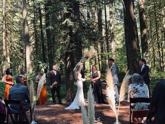 Golden circle arch and blue vases for the aisle