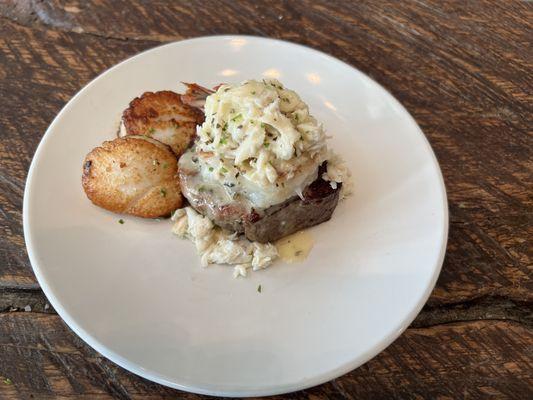 Filet Del Mar 
Filet with seared scallops, grilled shrimp, lump crab and herb lemon butter