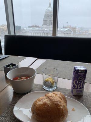 Breakfast with the view of the capital building