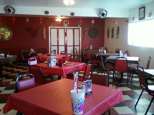 One view of the main dining room. Very cheery ^_^