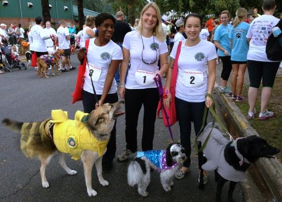 Felicia, Dr. Metts, Diedre, and pups at the Woof! Woof! 5K Walk/Run Over Pet Cancer