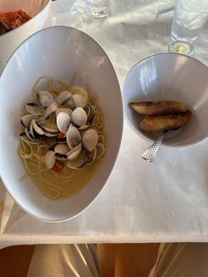 Linguini and clams, little necks were cooked perfectly.