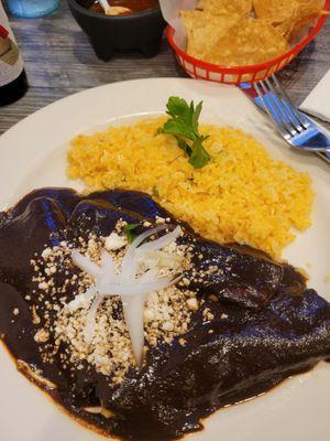 Enchiladas mole negro de quesillo