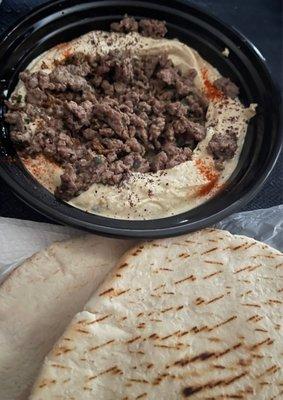 Hummus with meat + Extra pita Bread