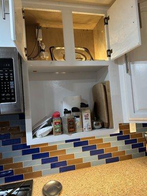 Bonus up light strip in upper cabinet