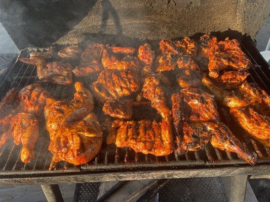 Pollos asados al carbón 
Grilled charcoal chicken