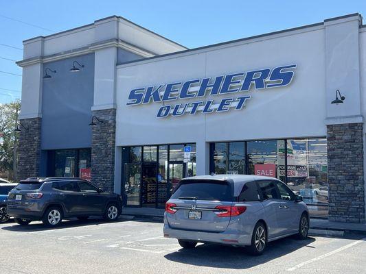 This is by far the largest Sketchers store I've ever been in!