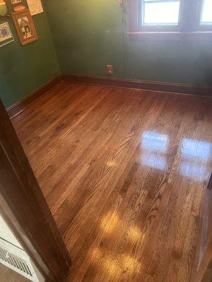 Hardwood floors refinishing