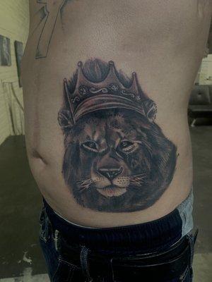 Blk n gry lion w crown piece