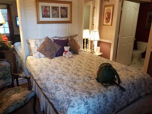 "Cozy" bedroom in the Rose Garden.