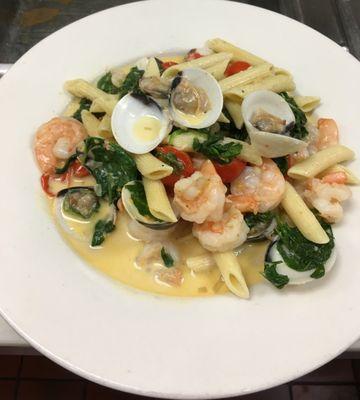 ITALIAN DISH

SEAFOOD PENNE PASTA

Tossed with five kinds of seafood, penne pasta, fresh spinach, and pink sauce.