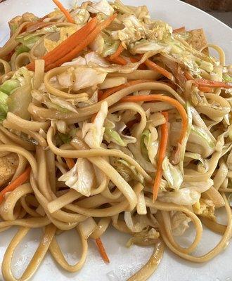 Vegetarian lo mein with tofu