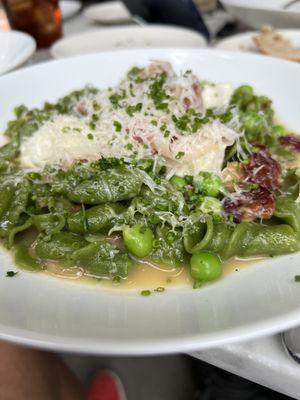 Green pasta with ricotta and procuitto.