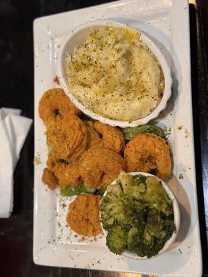 Fried shrimp with broccoli and mashed potatoes