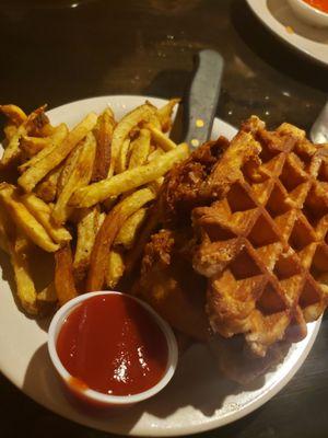 Chicken&waffles w/ fries