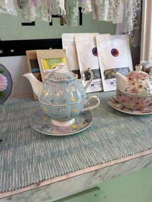 Such pretty tea pots, great gifts