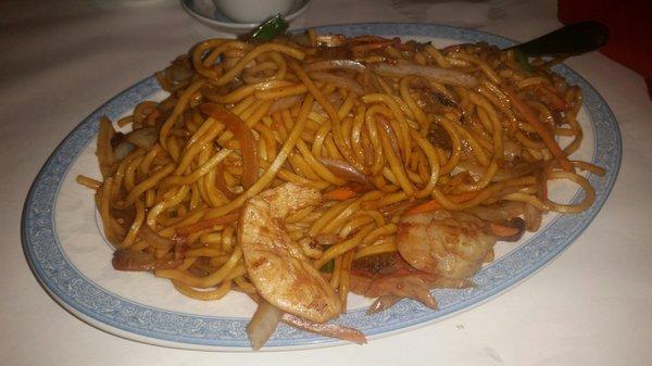 Fortune lo mein  (chicken, BBQ pork and shrimp)