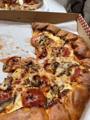 Pepperoni and mushroom cheese pizza