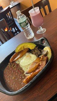 Bandeja Paisa con jugo en leche