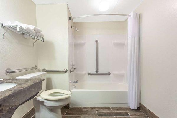 Guest room bath (accessible)