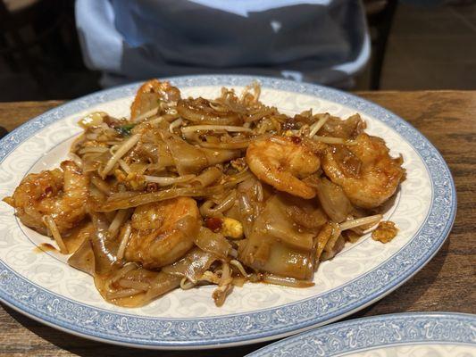 F68. Jumbo Shrimp Drunken Noodles