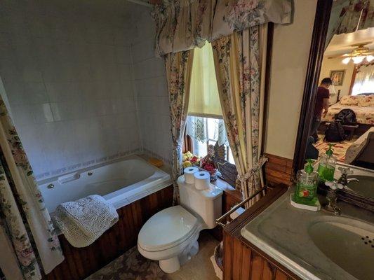 Bathroom in sunflower room.