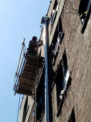 Installing gutter pipes