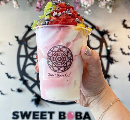 Strawberry and House Original Yogurt with Strawberry, Mango, Kiwi, and Chocolate Chips. (IG: @bon_appetiff)