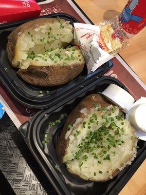 Baked Potato with Sour Cream and Chives