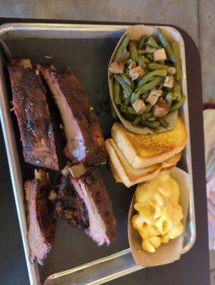 Rib plate with 2 sides mac n cheese and green beans