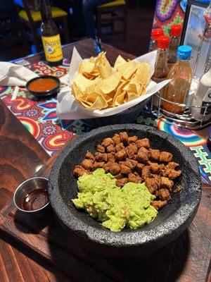 Appetizer avocado y atun