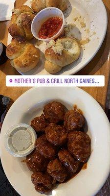 Boneless wings and garlic knots.