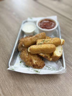 Sampler Appetizer: mozzarella fritta, crispy chicken tenders, & garlic bread.