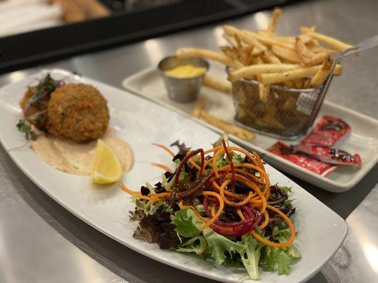 Pablo Crusted Blue Crab Cakes & Fries w/saffron aïoli