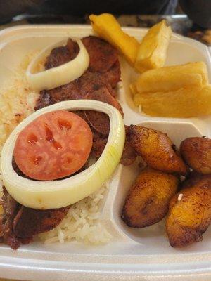 Beef ribs on rice with yucca and plantains