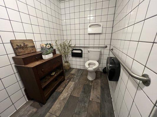 Very Clean and nicely decorated bathroom.