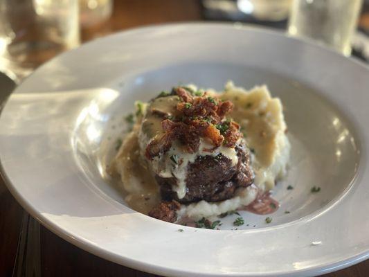 Filet with mashed potatoes