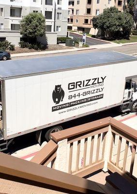 Grizzly moving company truck