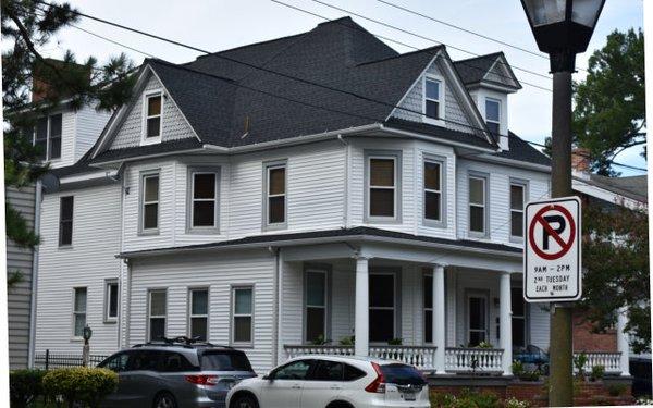 This 1914 historical home  received a GAF Golden Pledge Timberline HD Roof in Charcoal