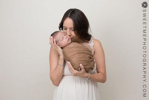 Chicago area in-home newborn baby photographer. Newborn baby photography in the comfort and convenience of your home.