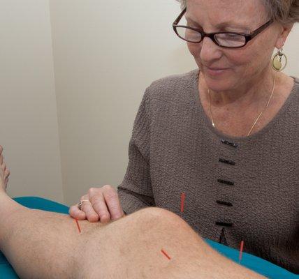 Suzanna treating an arthritic knee.