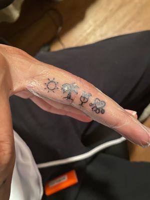 Finger tattoo Bad Bunny " si hay sol hay playa, si hay playa hay alcohol, si hay alcohol hay sexo....."