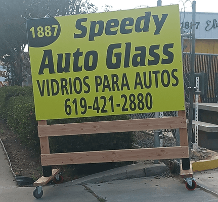 Speedy auto glass sign