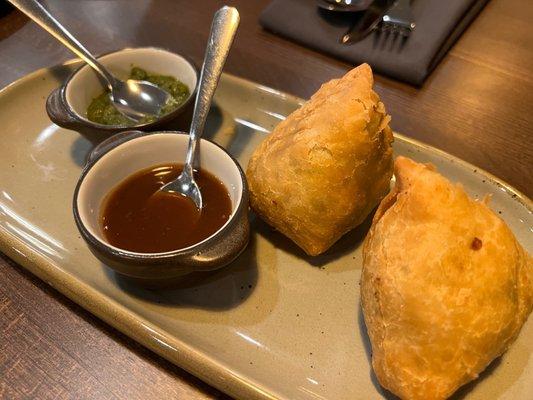 Samosa with mint sauce and tamarind sauce