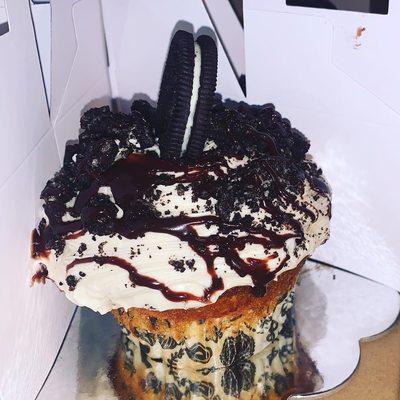 Oreo cheesecake stuffed cupcake