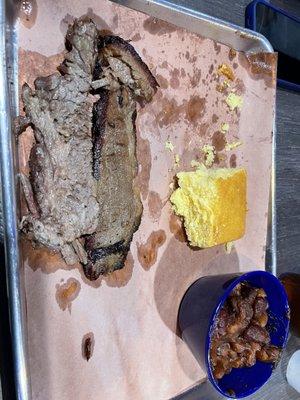 1/4 lbs beef brisket & side : baked beans with corn bread