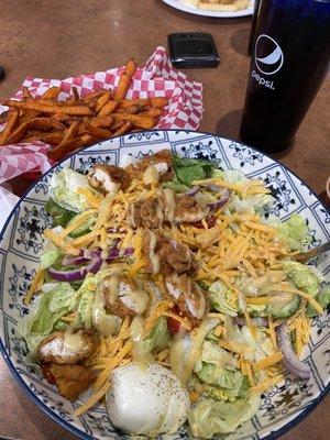 Had the crispy chicken salad and sweet potatoes fries. Salad was massive and delicious! Sweet potato fries were cooked perfect.