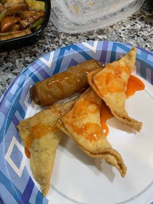 2 Egg Rolls to an order and 6 Cream Cheese Wontons to an order.  Sauce had a nice vinegar bite and was balanced.