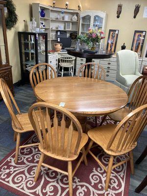 Round Wood Table with 6 Chairs and Leaf