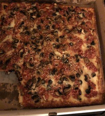 Sicilian with black olives and mushroom